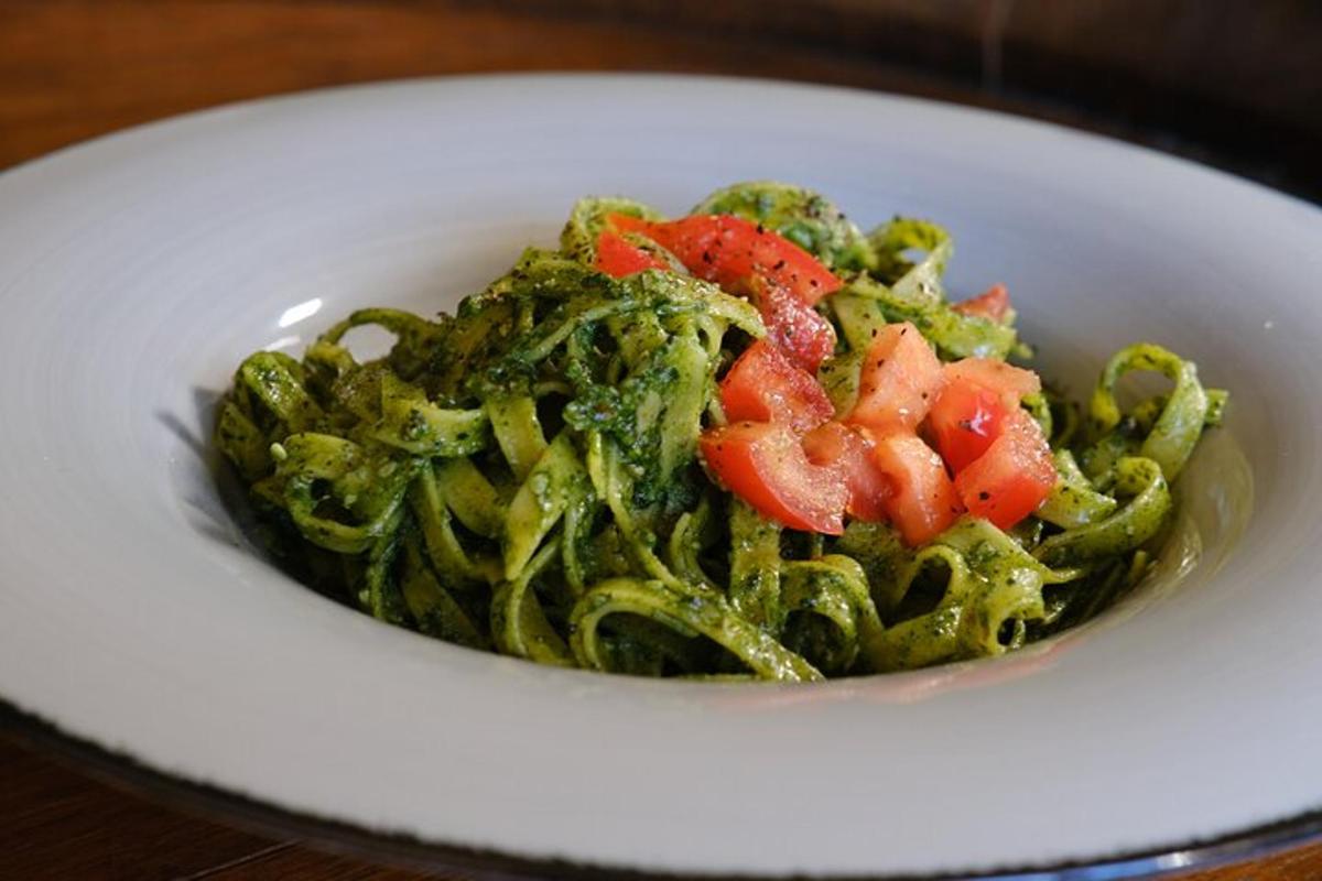 una ciotola di pasta con i pomodori su un piatto