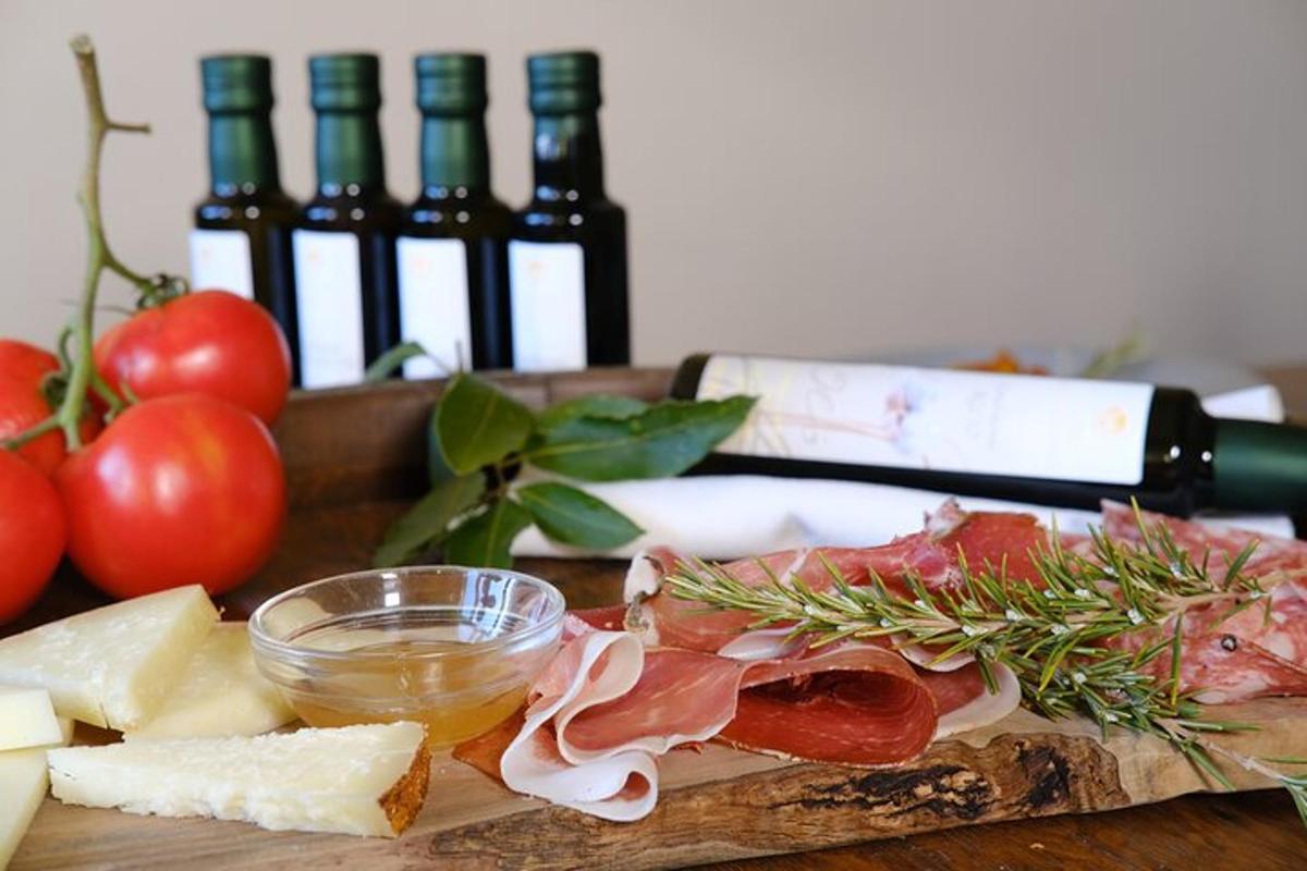 una taula de tallar amb carn i formatge i ampolles de vi