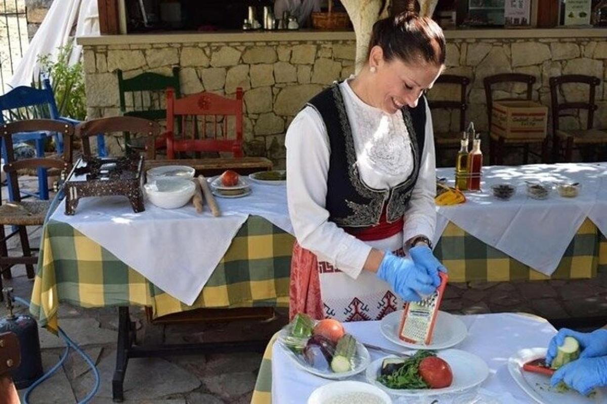 Μια γυναίκα ετοιμάζει ένα πιάτο φαγητό σε ένα τραπέζι