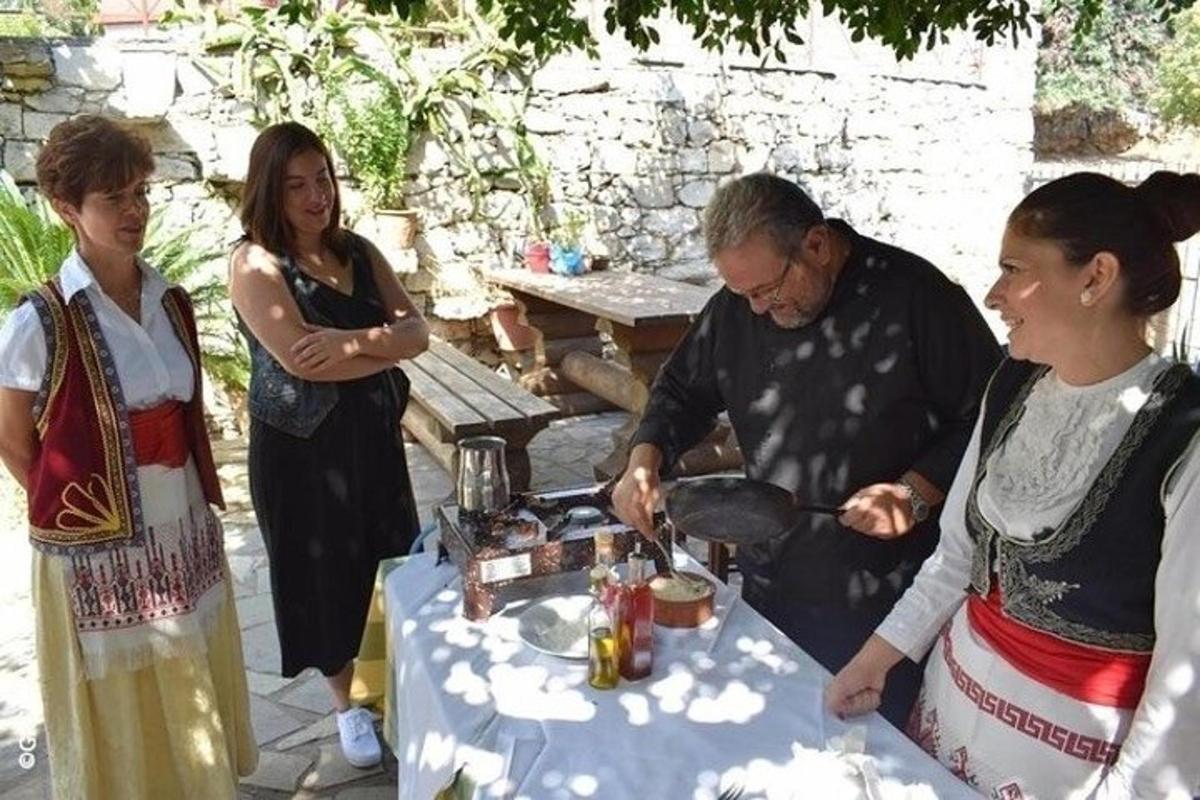 um grupo de pessoas em pé ao redor de uma mesa