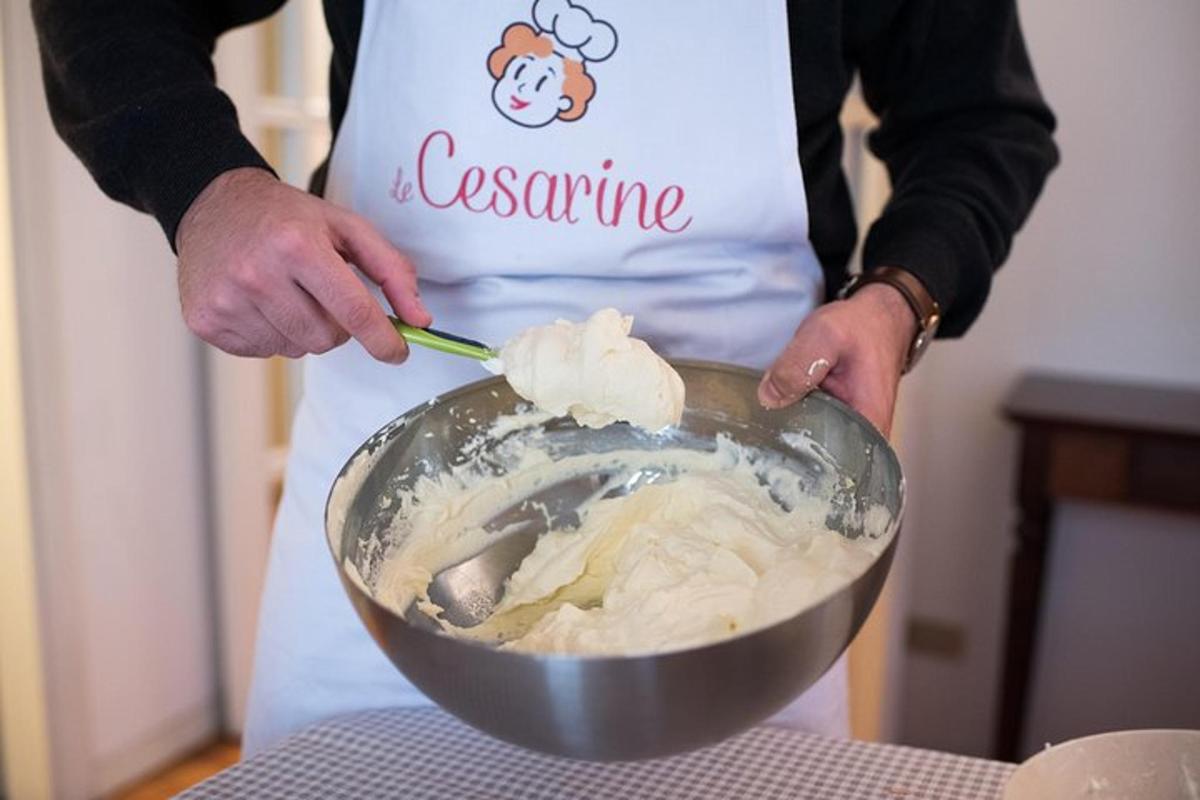 inimene, kes segab spaatliga kaussi toitu