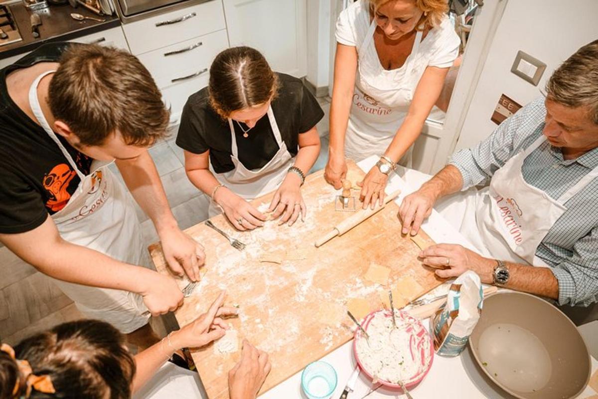 grupp inimesi, kes töötavad puidust laua taga