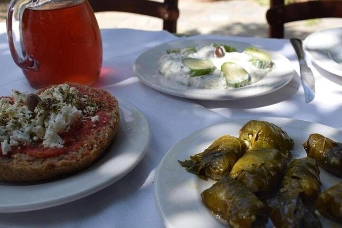 طاولة عليها أطباق طعام وشراب