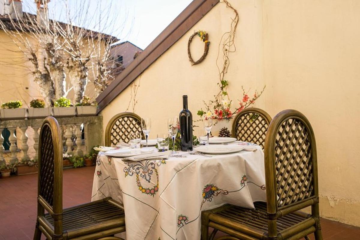 miza, na kateri stoji steklenica vina