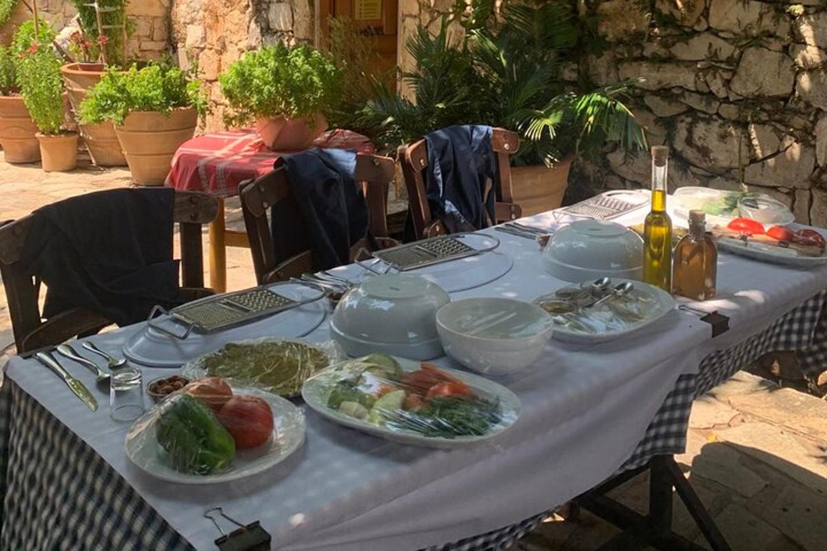 uma mesa com pratos de comida em cima