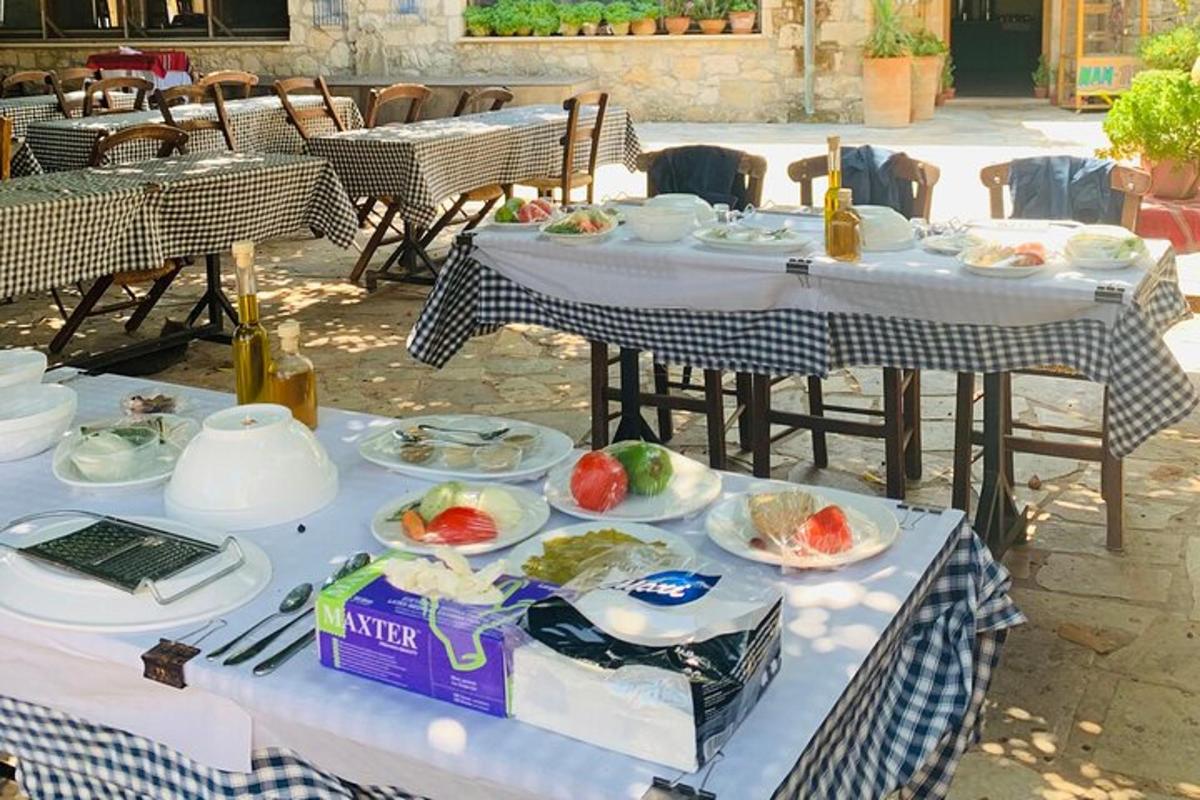 ένα τραπέζι με πιάτα με φαγητό από πάνω