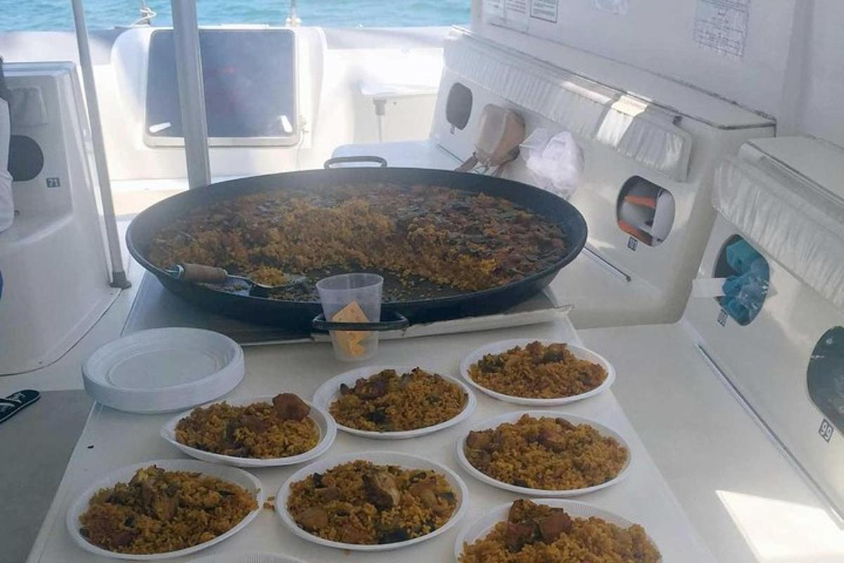 Una olla grande de comida en una estufa con tazones de comida