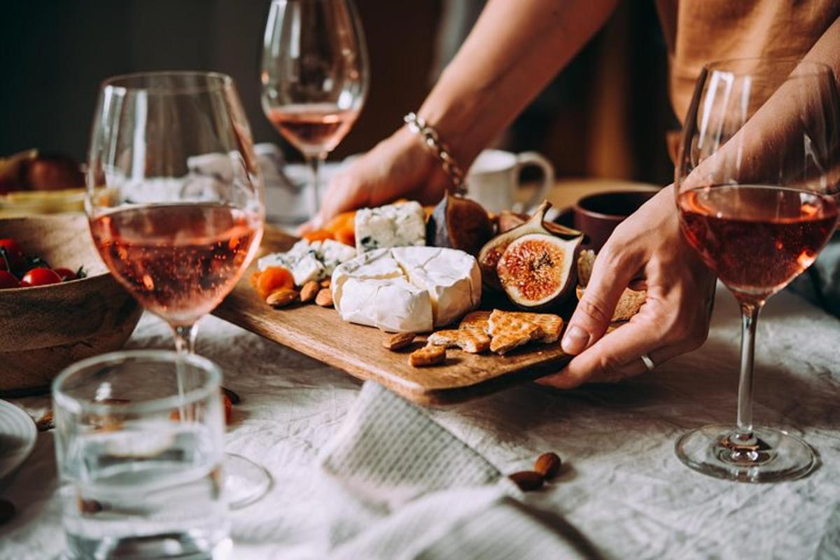 uma mesa com taças de vinho e um prato de comida