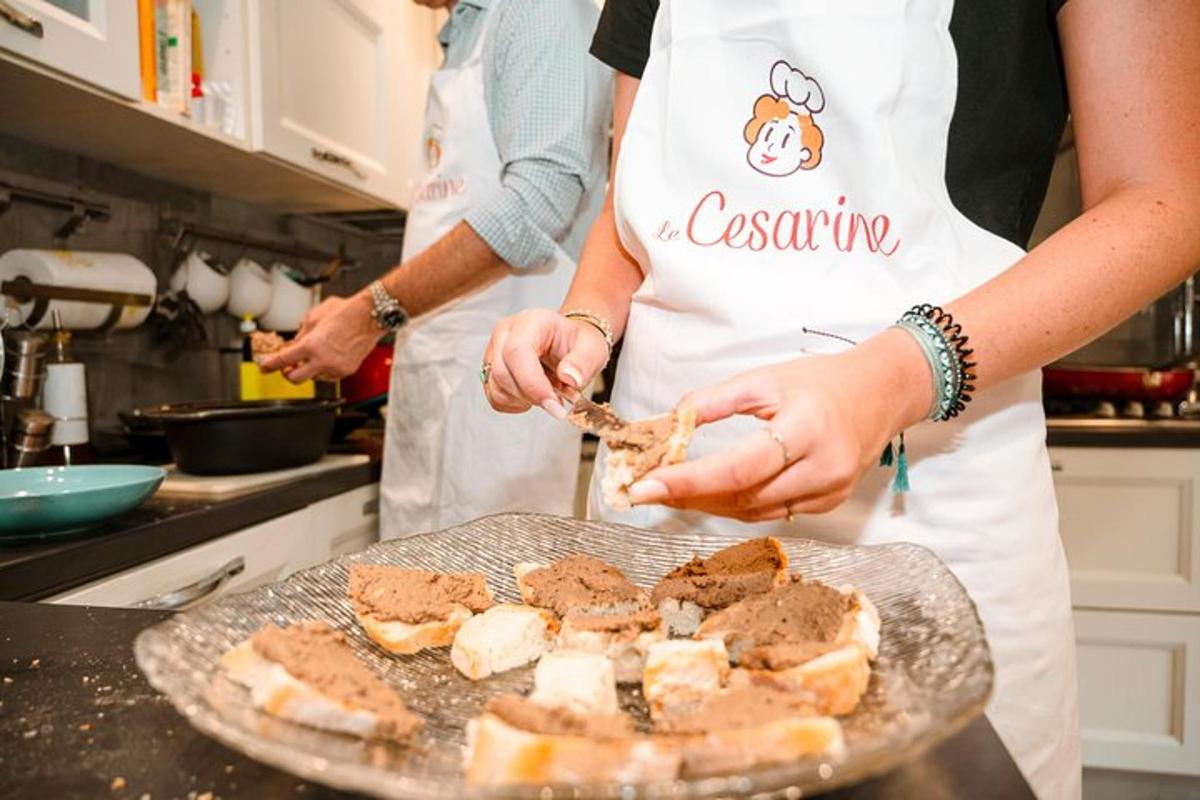 duas pessoas em uma cozinha preparando comida em um prato