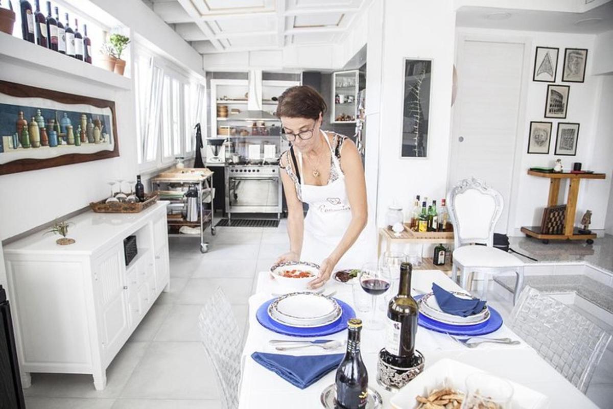 uma mulher em pé na cozinha preparando comida