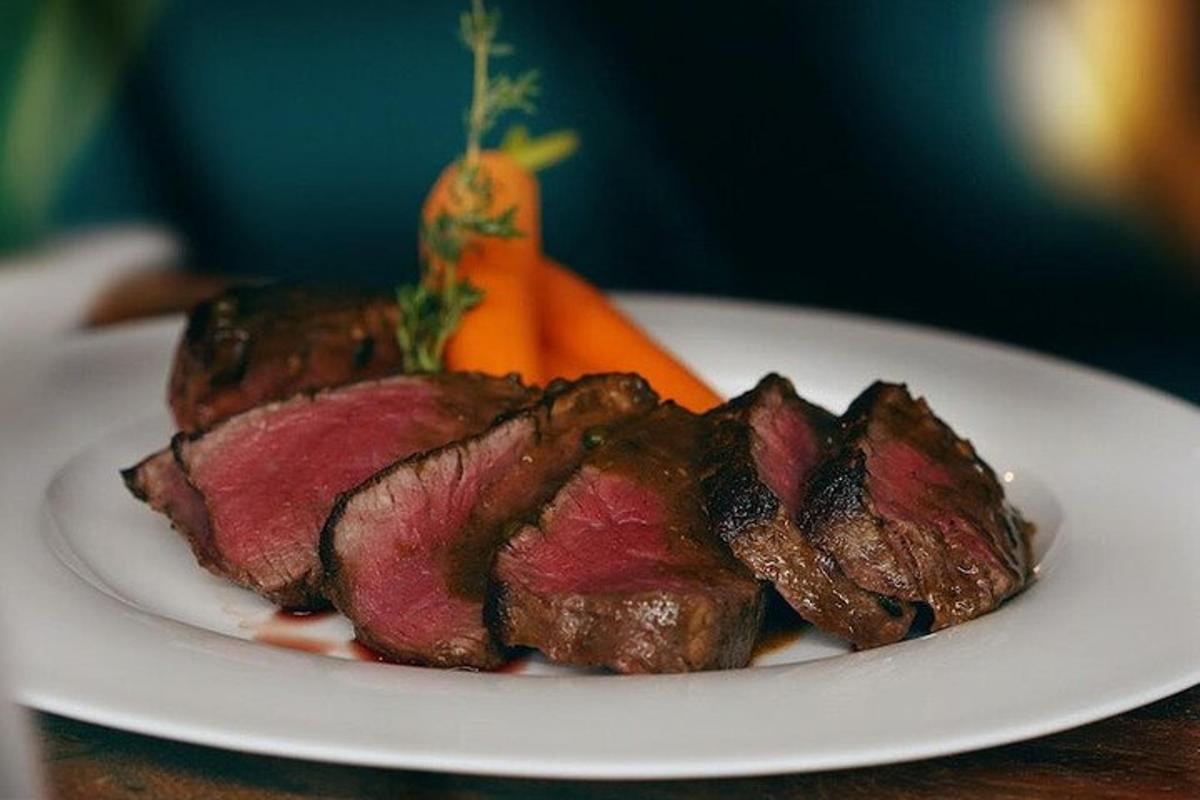 un piatto di cibo con carne su un tavolo