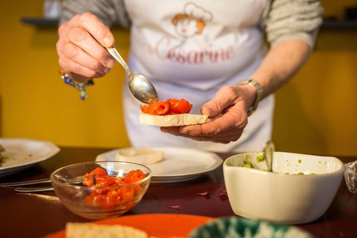 seseorang sedang menyiapkan makanan di dapur