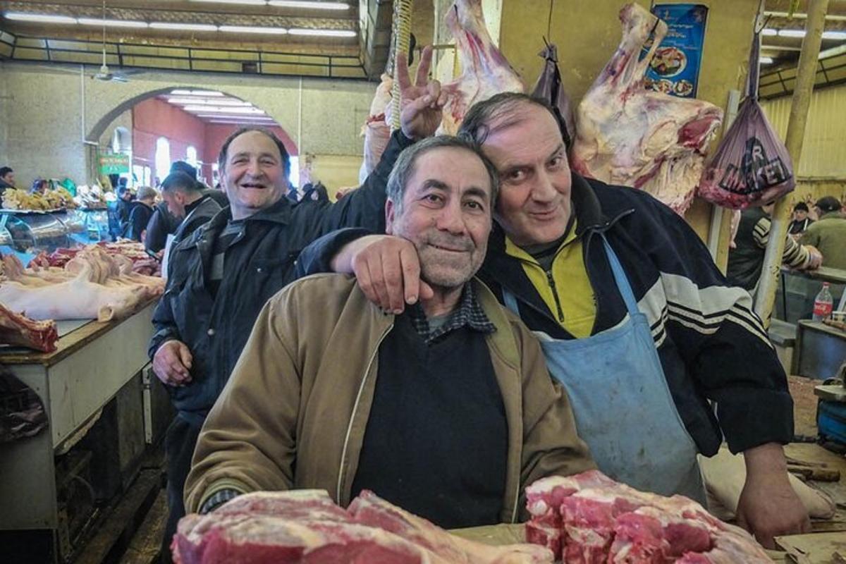 Δύο άντρες ποζάρουν για μια φωτογραφία σε μια αγορά