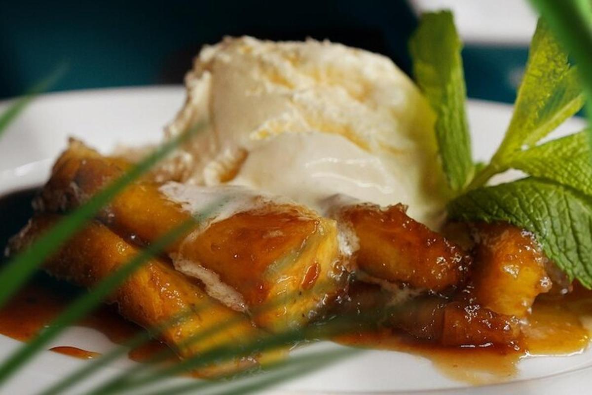un pezzo di cibo con gelato su un piatto