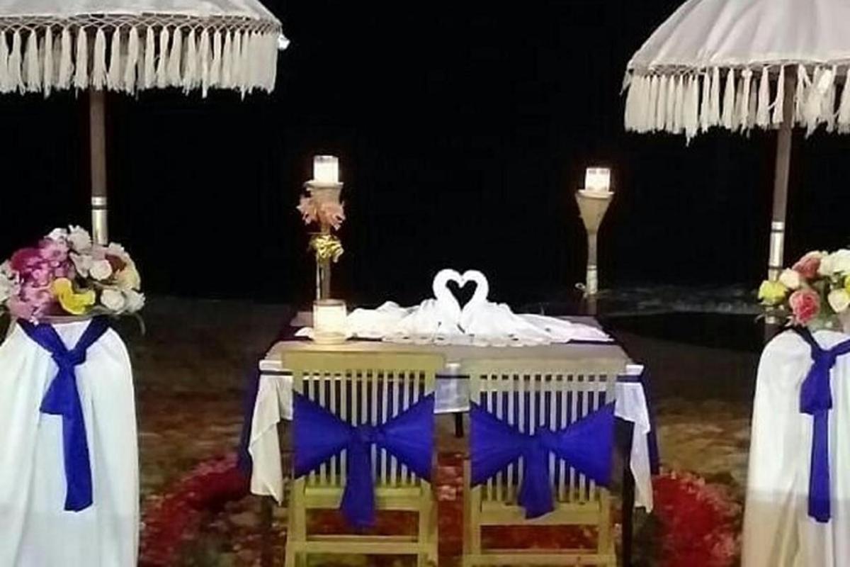 o masă cu o lebădă așezată deasupra ei