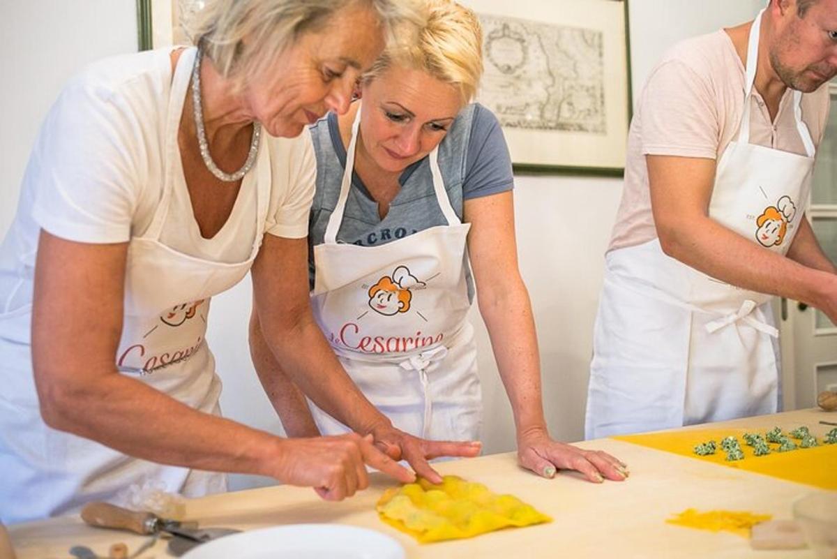 un groupe de personnes dans une cuisine préparant de la nourriture