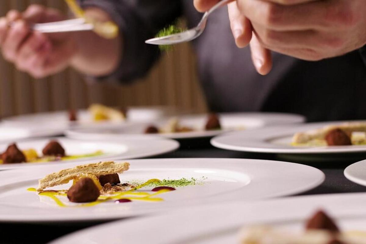 una persona che mangia cibo su un tavolo con piatti di cibo