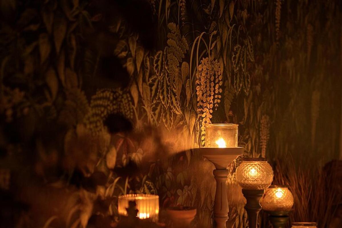 un gruppo di candele in una stanza con un muro