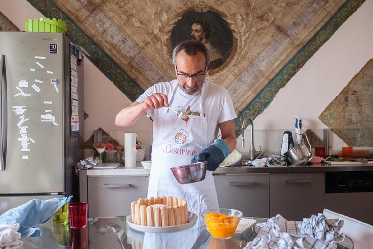 muž v kuchyni pripravuje jedlo v miske
