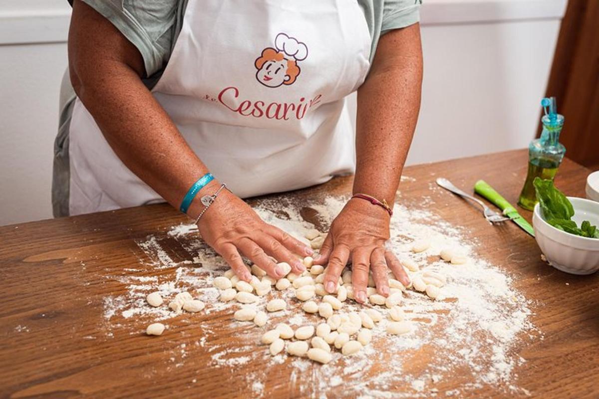uma pessoa em uma cozinha preparando comida em uma mesa