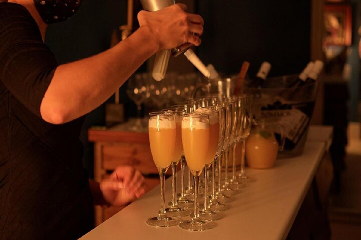 una fila di bicchieri di champagne appoggiati su un tavolo