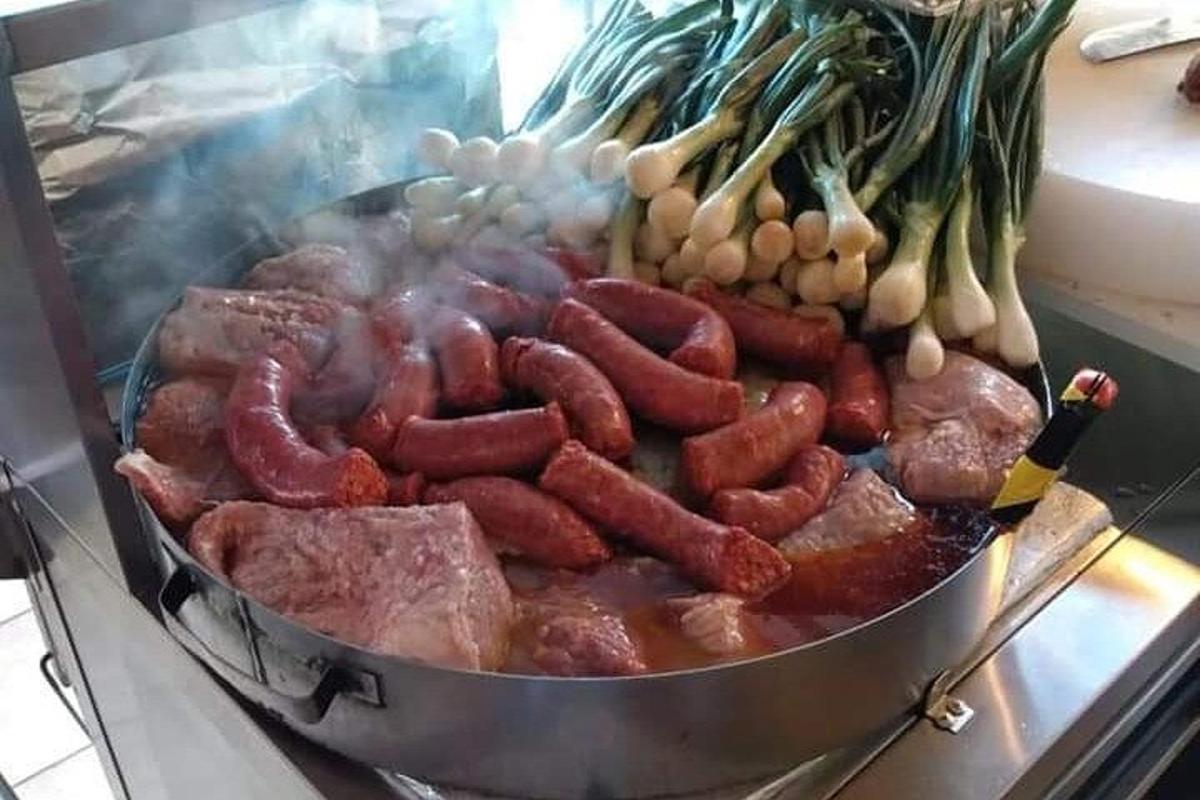 une poêle remplie de viande et de légumes sur une cuisinière