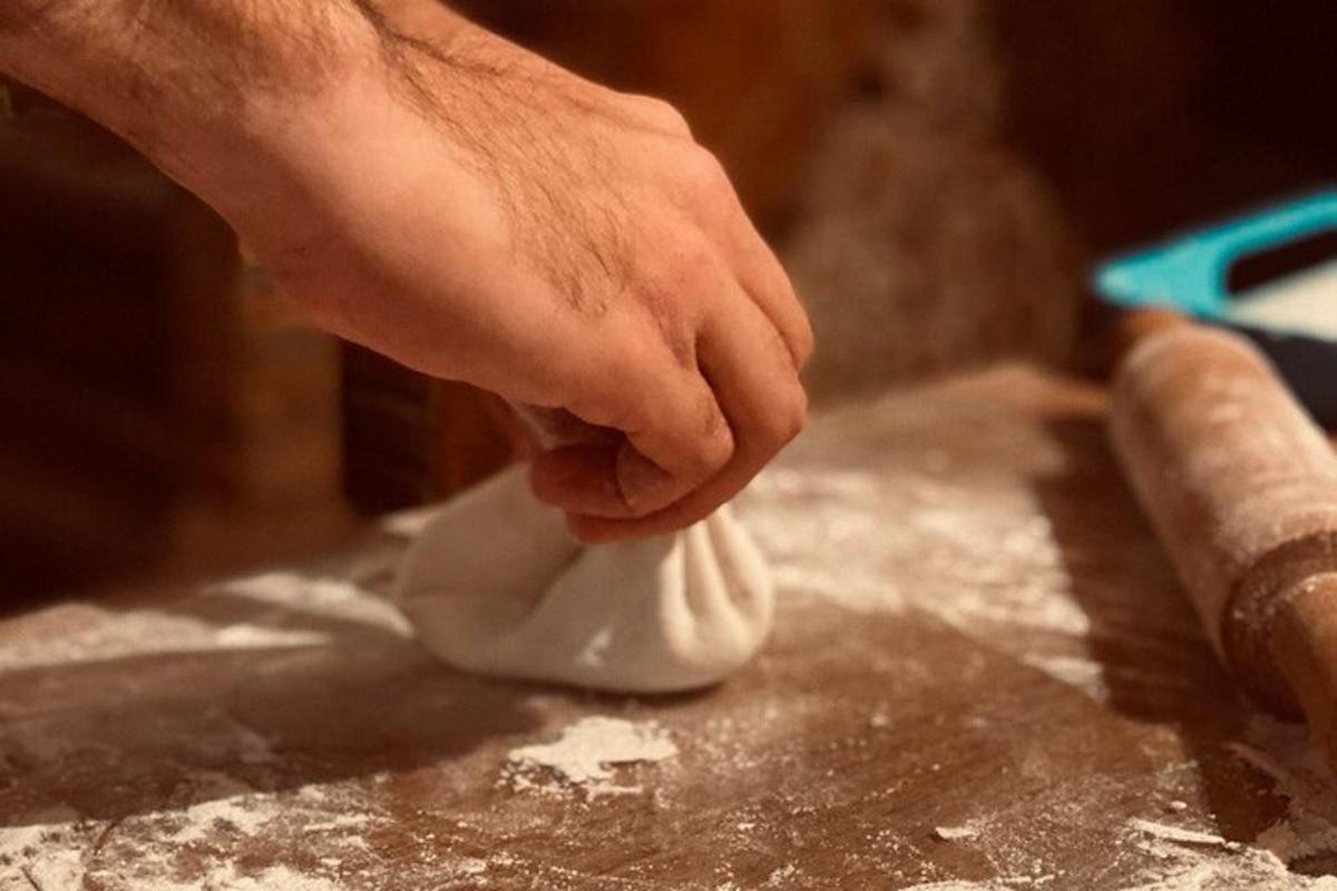Una mano revuelve un cuenco sobre una mesa.