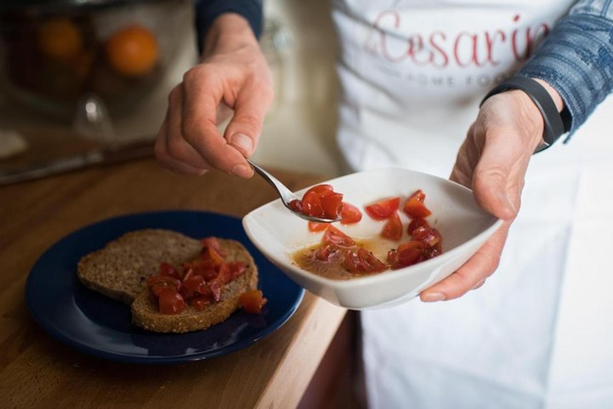 inimene, kes hoiab käes toidukaussi ja taldrikut