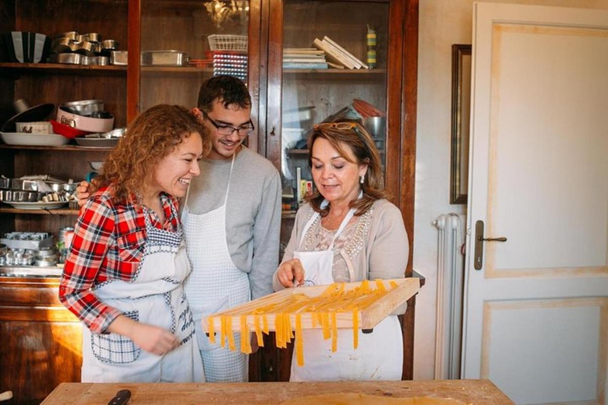 een groep mensen die in een keuken staan en eten bereiden