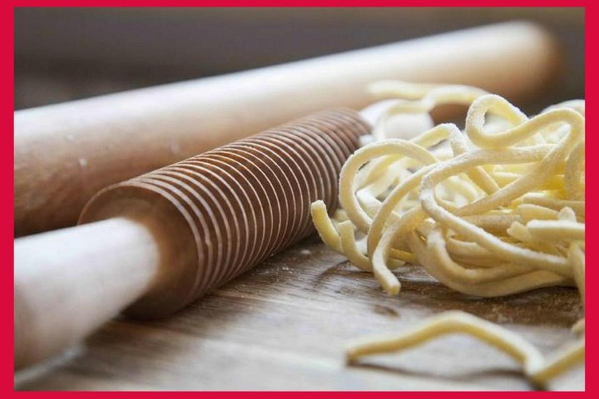 segulung pasta di atas papan pemotong