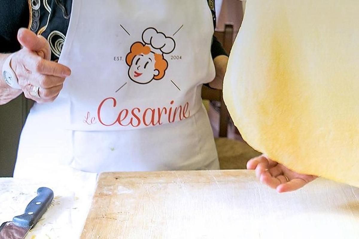 osoba v zástěře s cedulí na prkénku