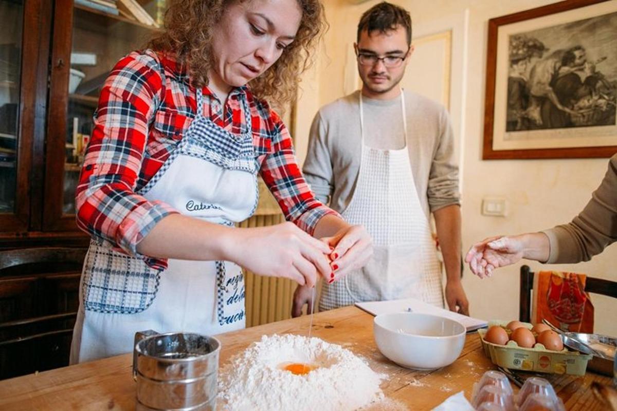 žena stojící v kuchyni a připravující jídlo