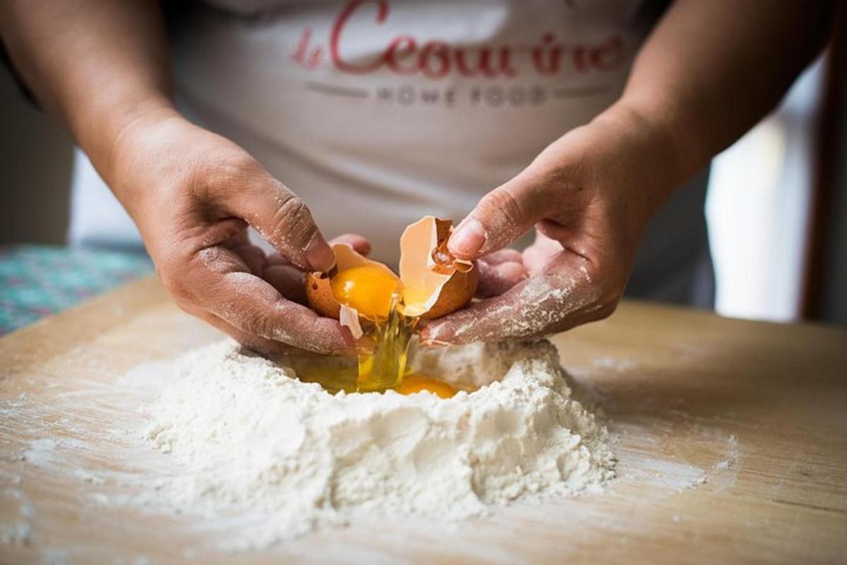 seseorang memotong telur menjadi tepung di atas meja