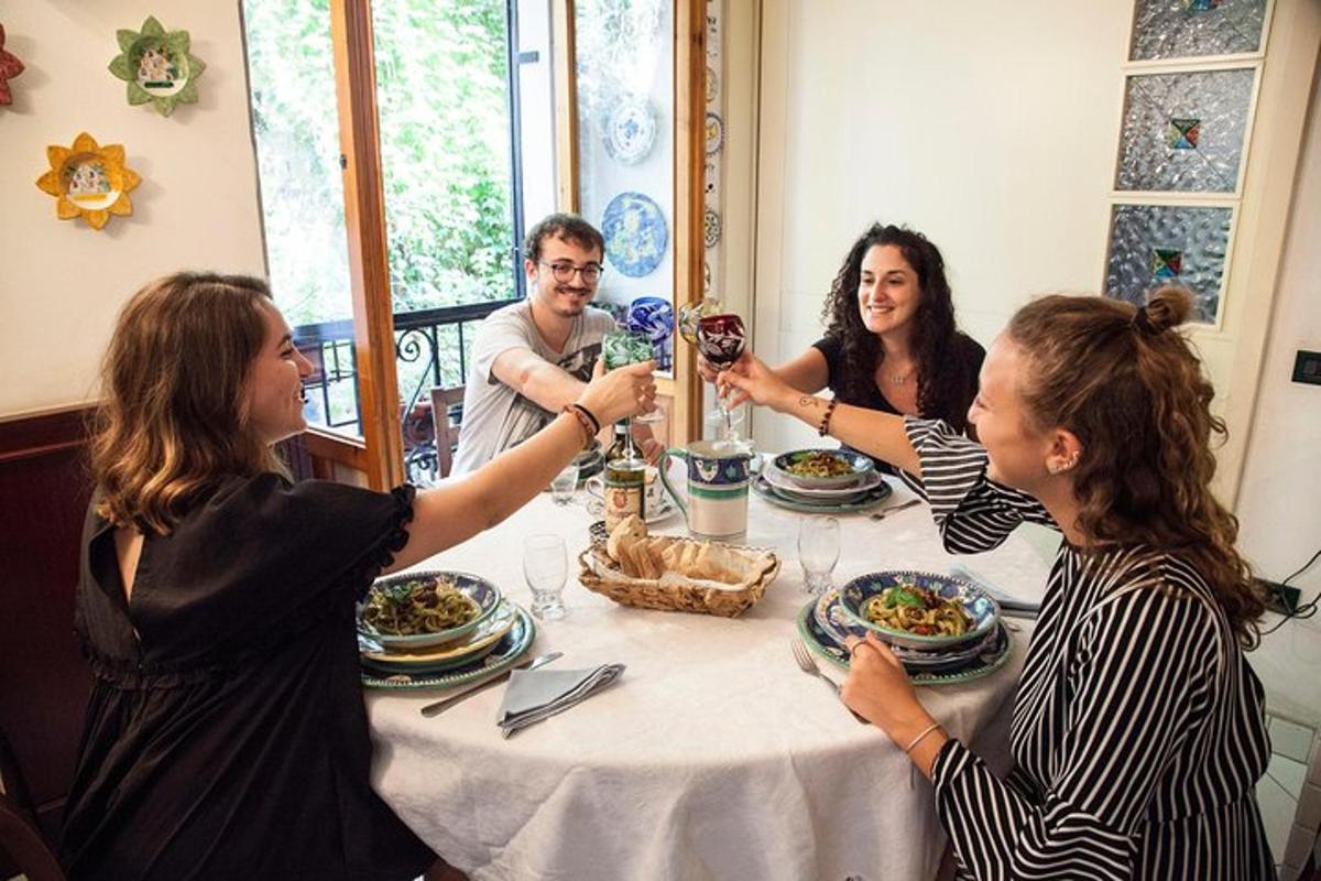 Un grupo de personas sentadas alrededor de una mesa bebiendo vino.
