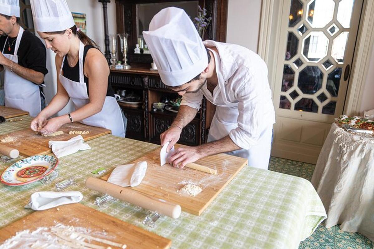 sepasang orang di dapur menyediakan makanan