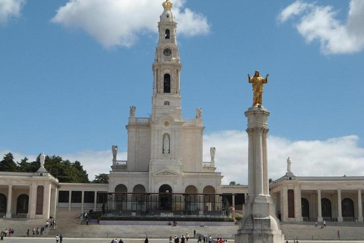 um grande edifício branco com uma estátua na frente