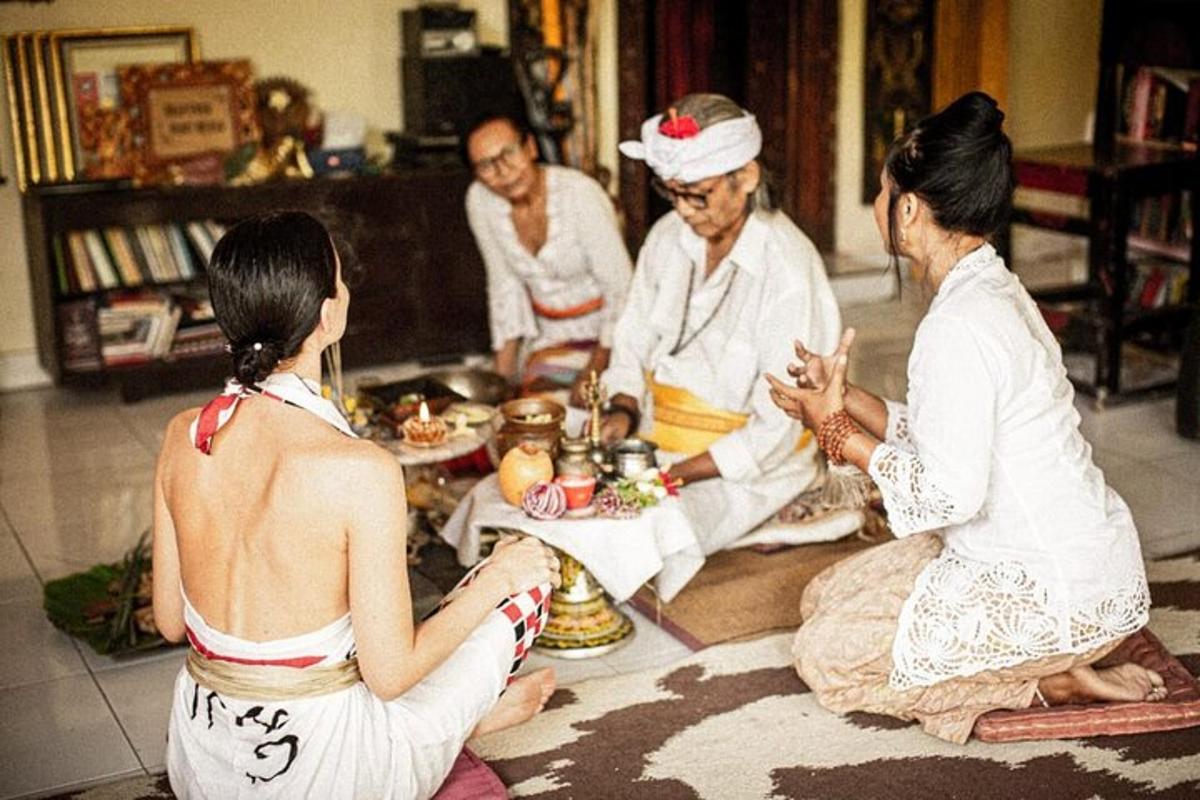 sekumpulan orang duduk mengelilingi meja dengan makanan