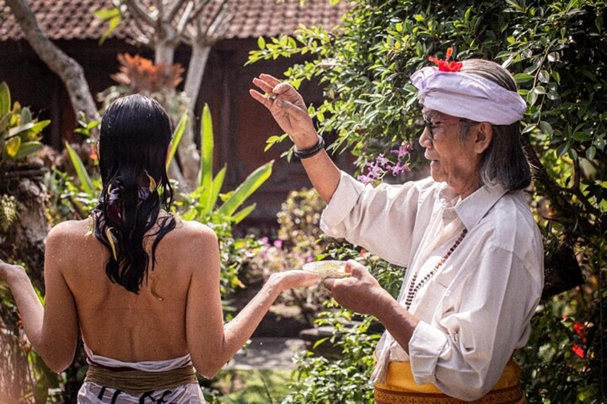 seorang lelaki berdiri di sebelah seorang wanita di taman