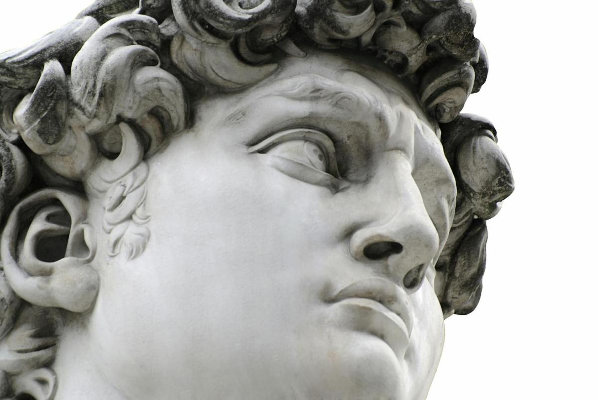 uma estátua de uma cabeça de mulher