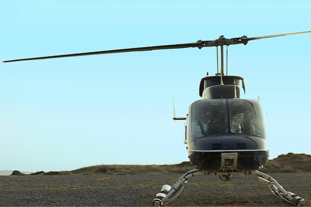 helikopter je parkiran na polju