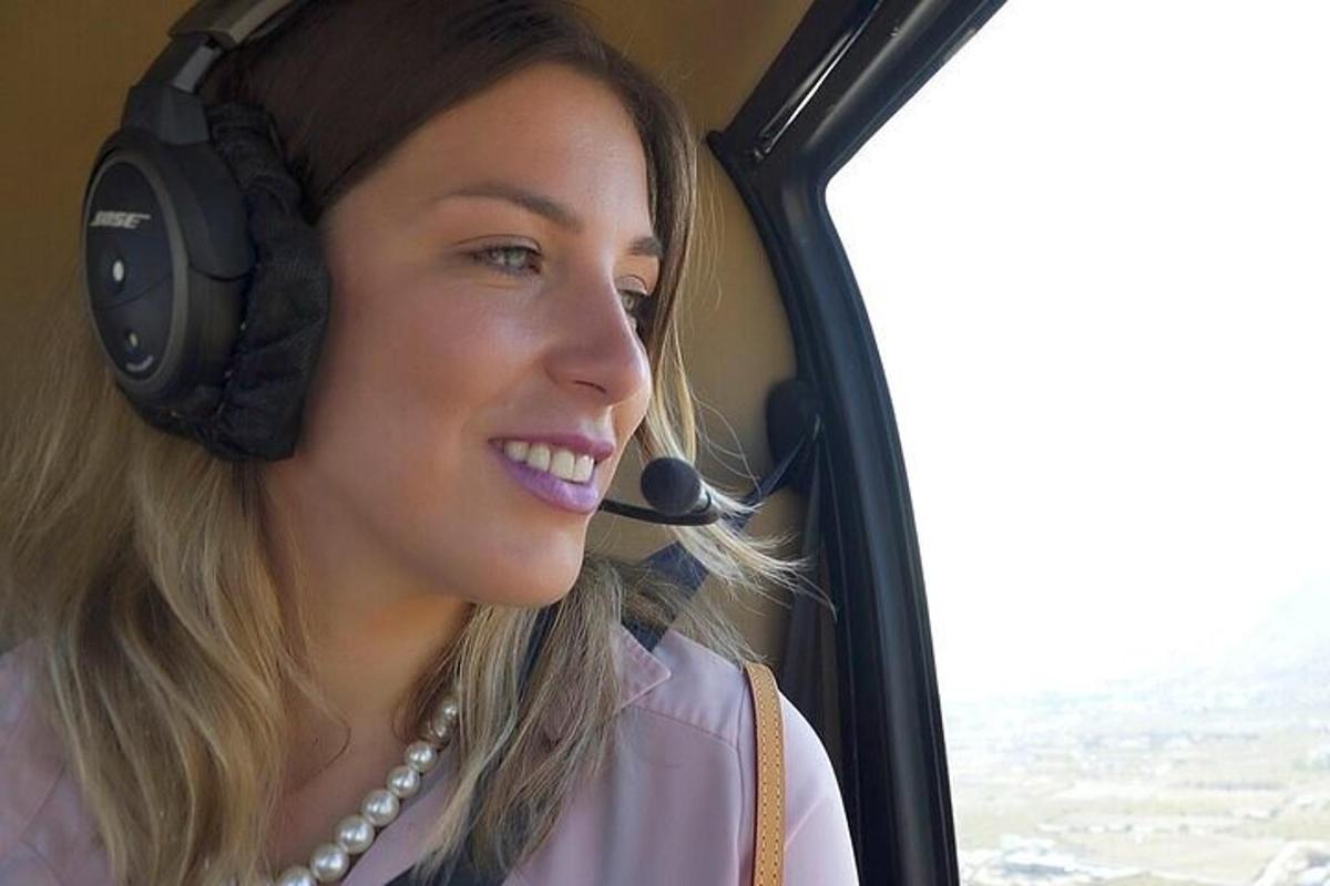 una donna che indossa le cuffie e guarda fuori da un autobus