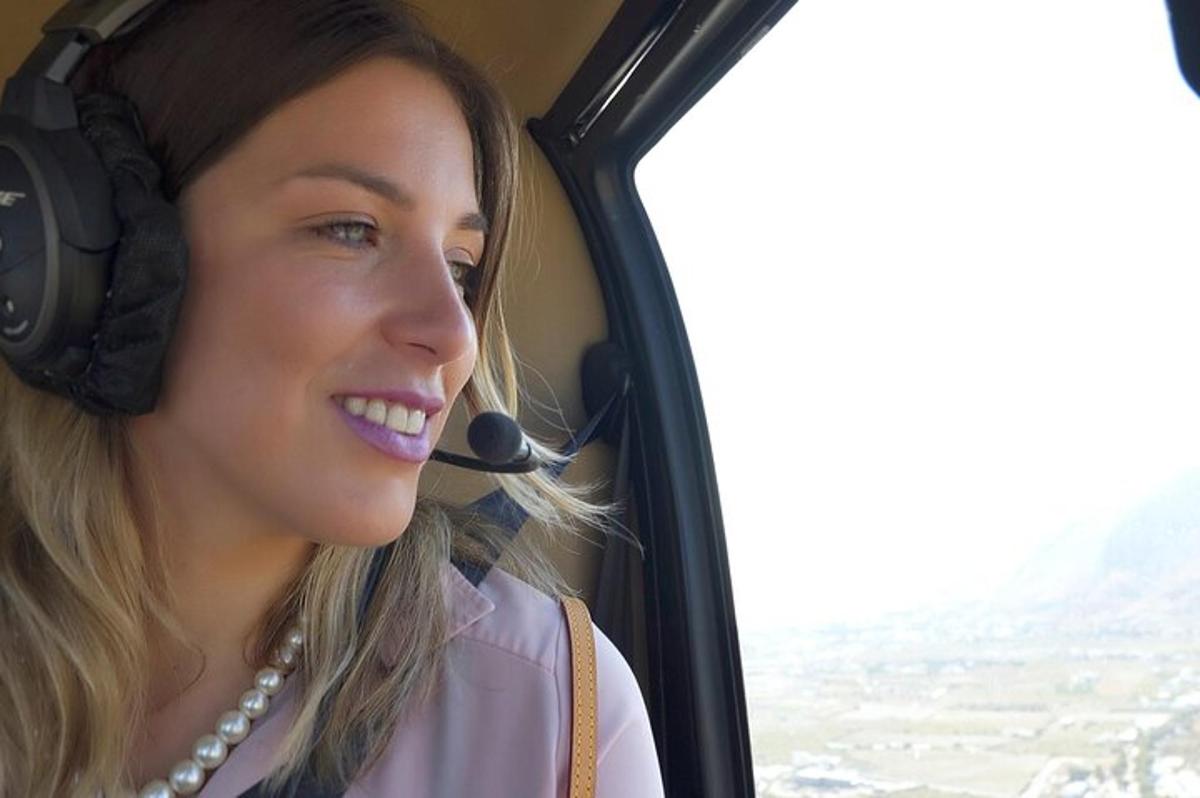 uma mulher usando fones de ouvido olhando pela janela de um ônibus