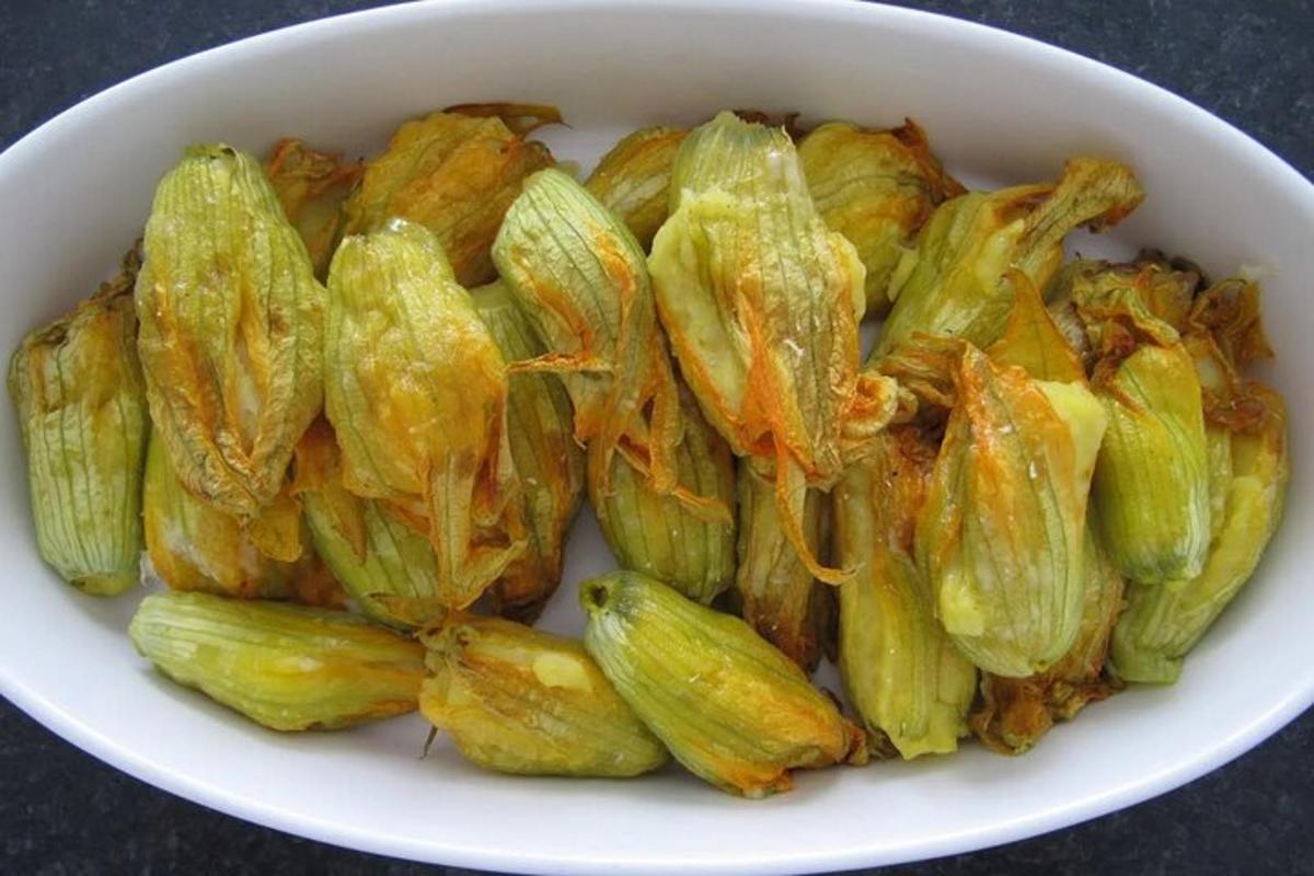 uma tigela branca cheia de comida verde e marrom