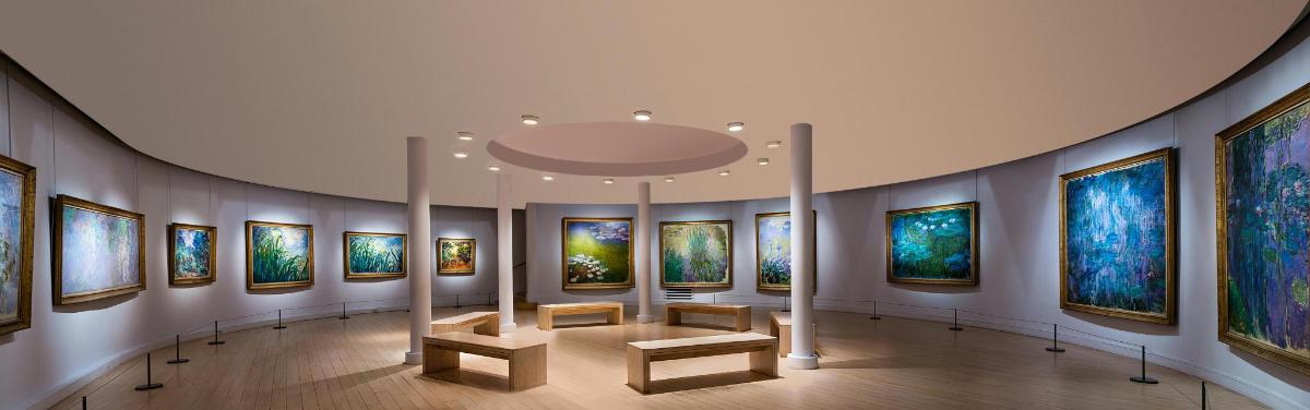 een galerij met een heleboel schilderijen aan de muur