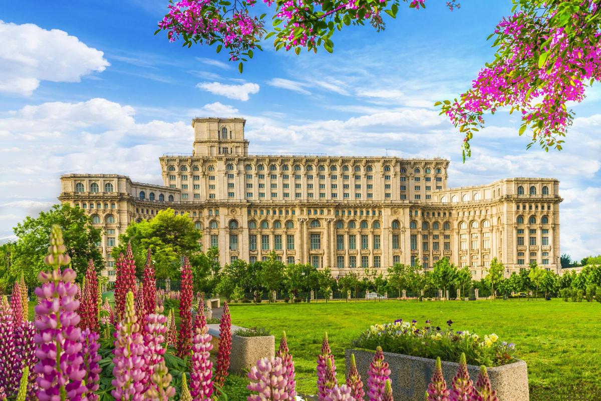un grande edificio con dei fiori di fronte