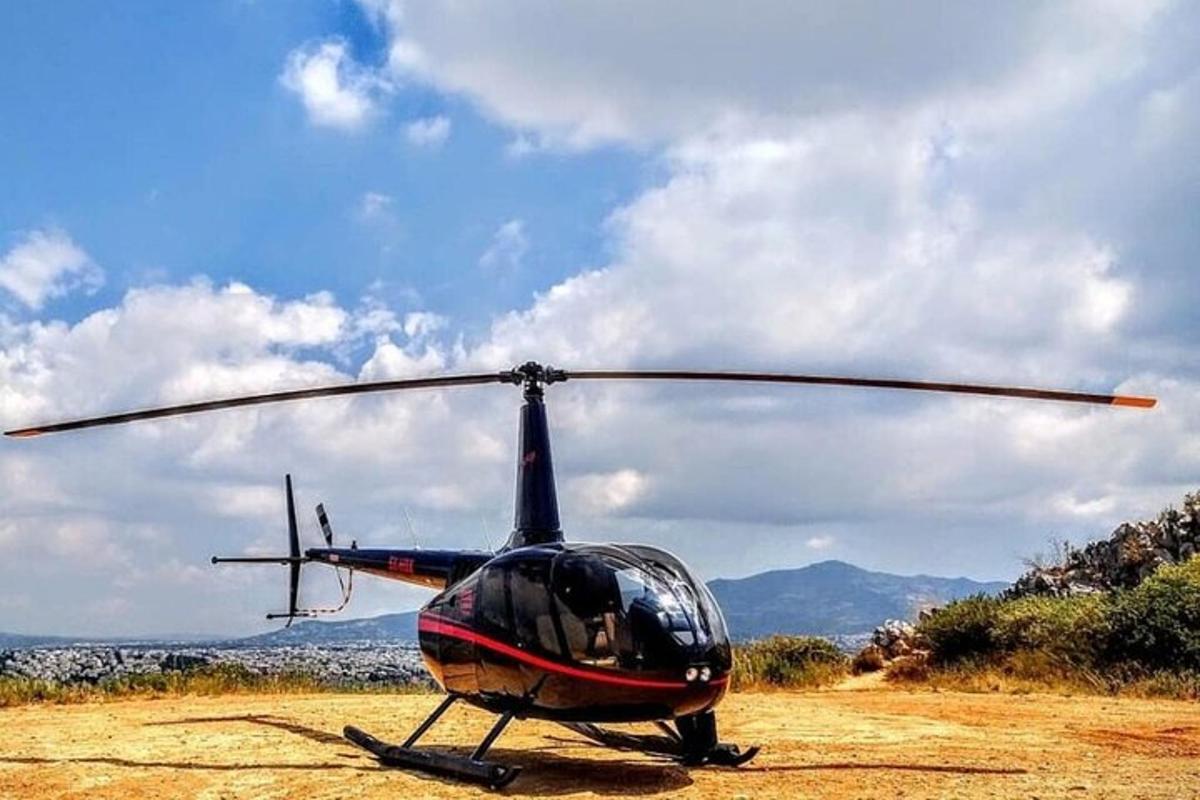 een helikopter staat geparkeerd in een veld
