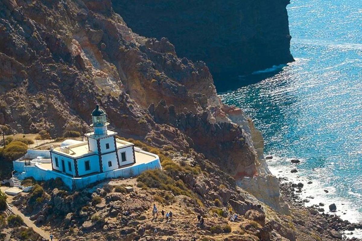 um farol na encosta de uma montanha próxima ao oceano