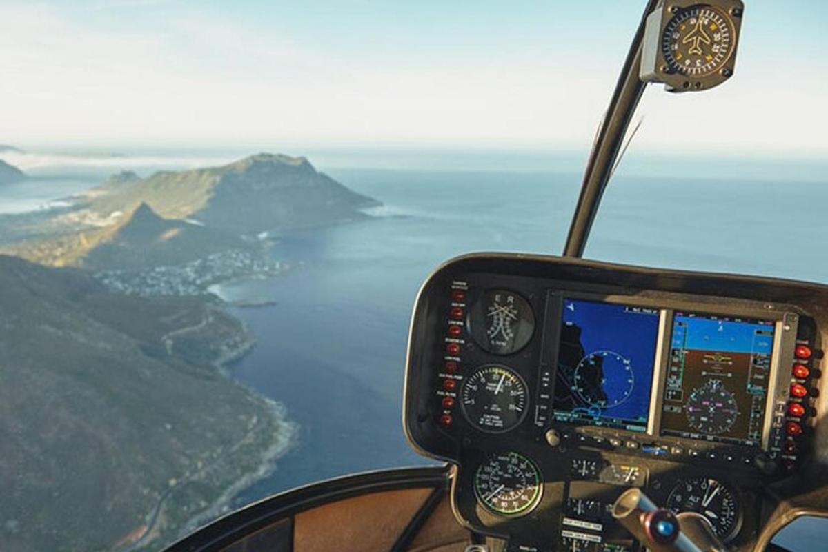 una vista dalla cabina di pilotaggio di un aereo in volo sopra l'oceano