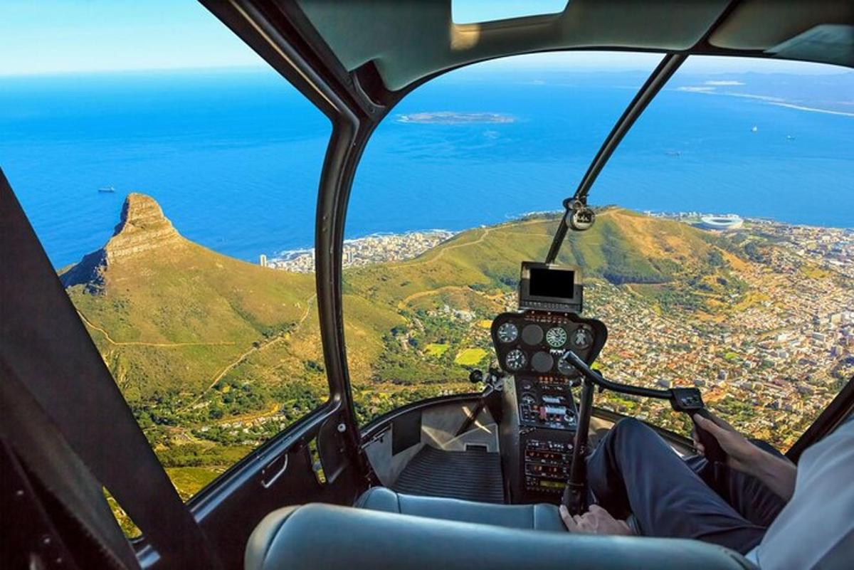 en person, der flyver en helikopter over et bjerg