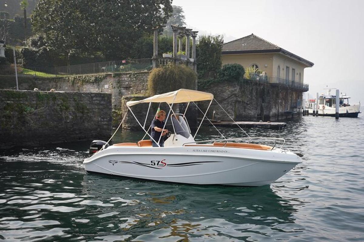un hombre en un bote blanco en el agua